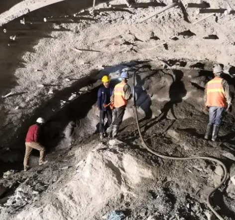 乌拉特前拱顶带模注浆料的施工流程及注意事项